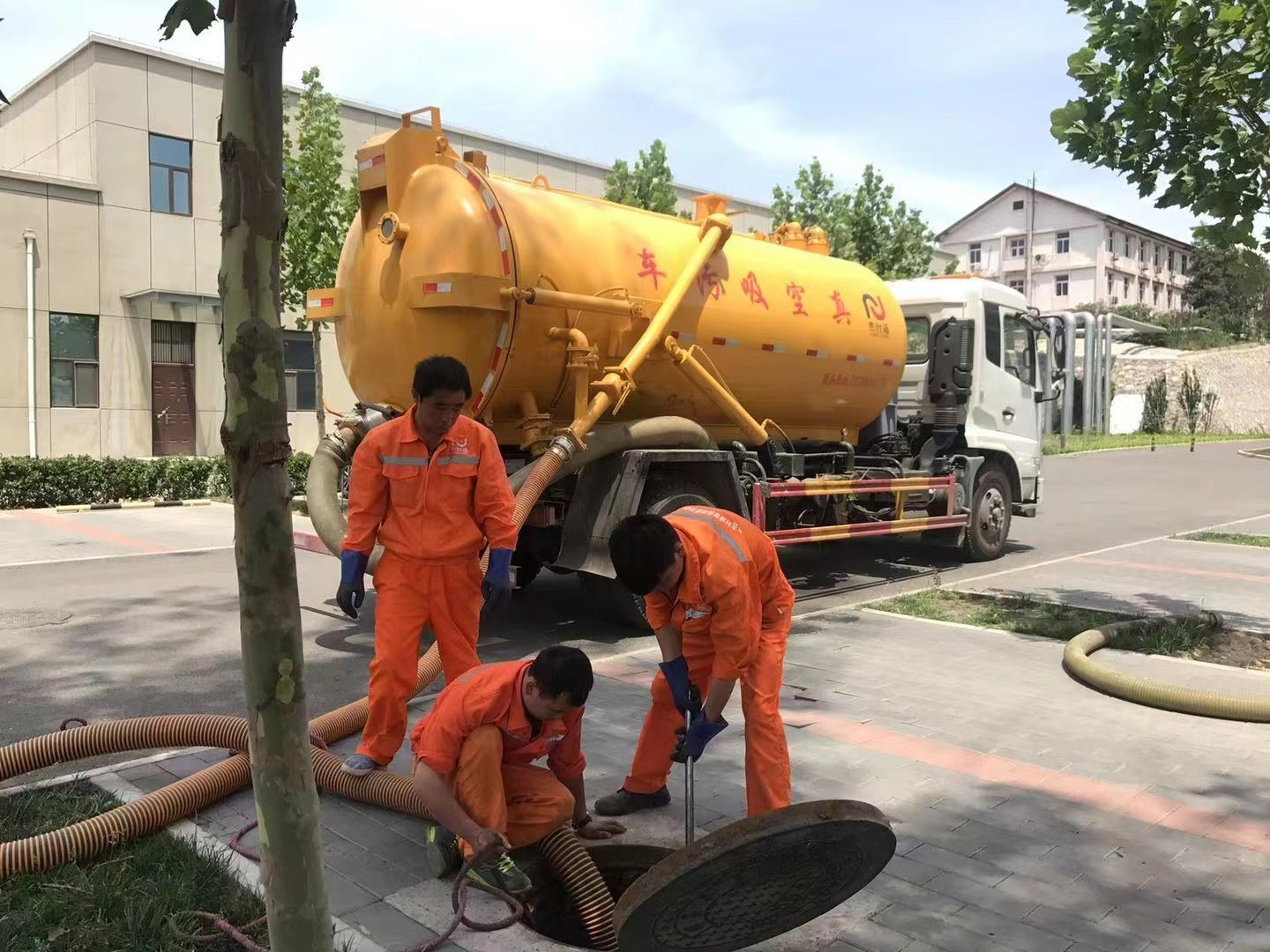 武安管道疏通车停在窨井附近