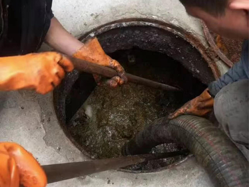 武安清理化粪池时如何避免沼气的危害？